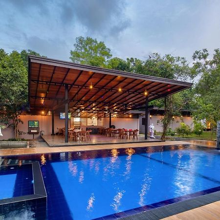 Atha Resort Sigiriya Luaran gambar The swimming pool at the hotel