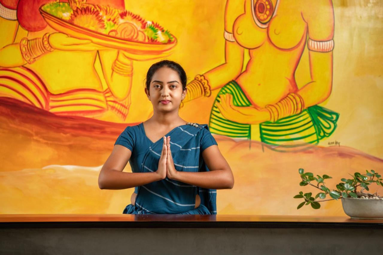 Atha Resort Sigiriya Luaran gambar A woman greeting with Namaste