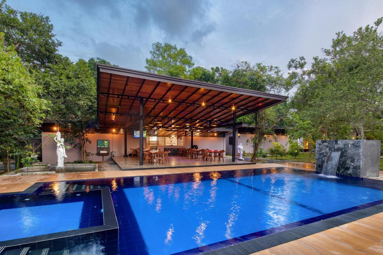 Atha Resort Sigiriya Luaran gambar The swimming pool at the hotel